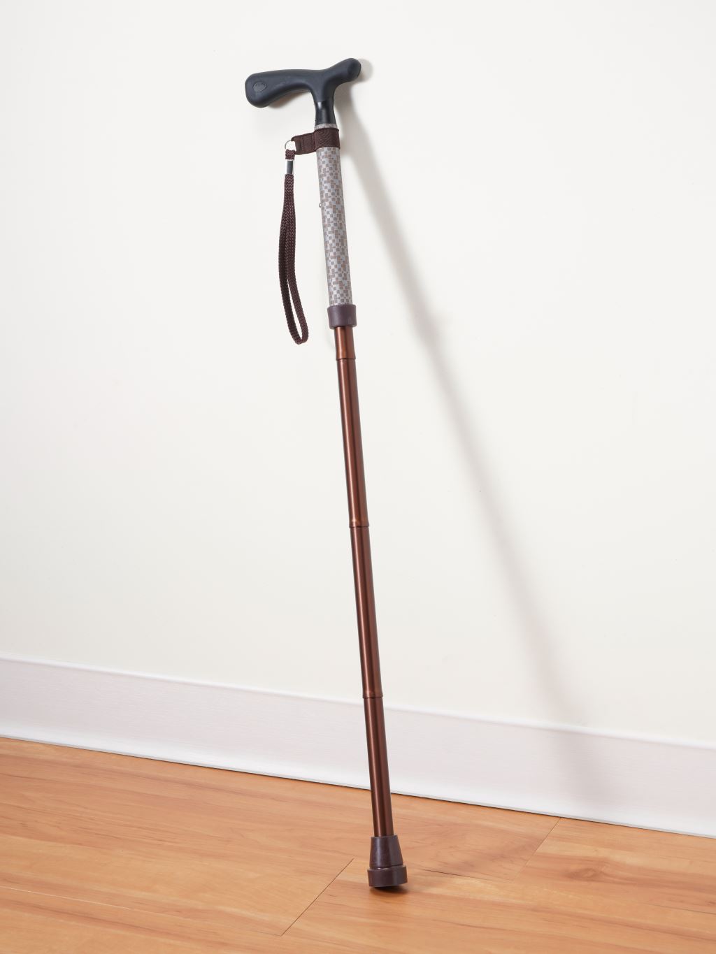 Anti-slip treatment on the handle allows you to put the cane against the wall without it falling off