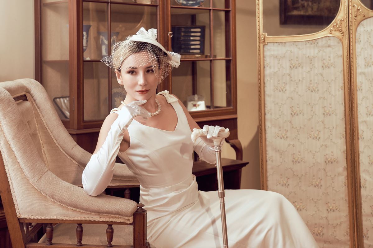 皇家系列-施華洛世奇水鑽折疊手杖-珍珠玉白-女模晚宴穿搭示範照