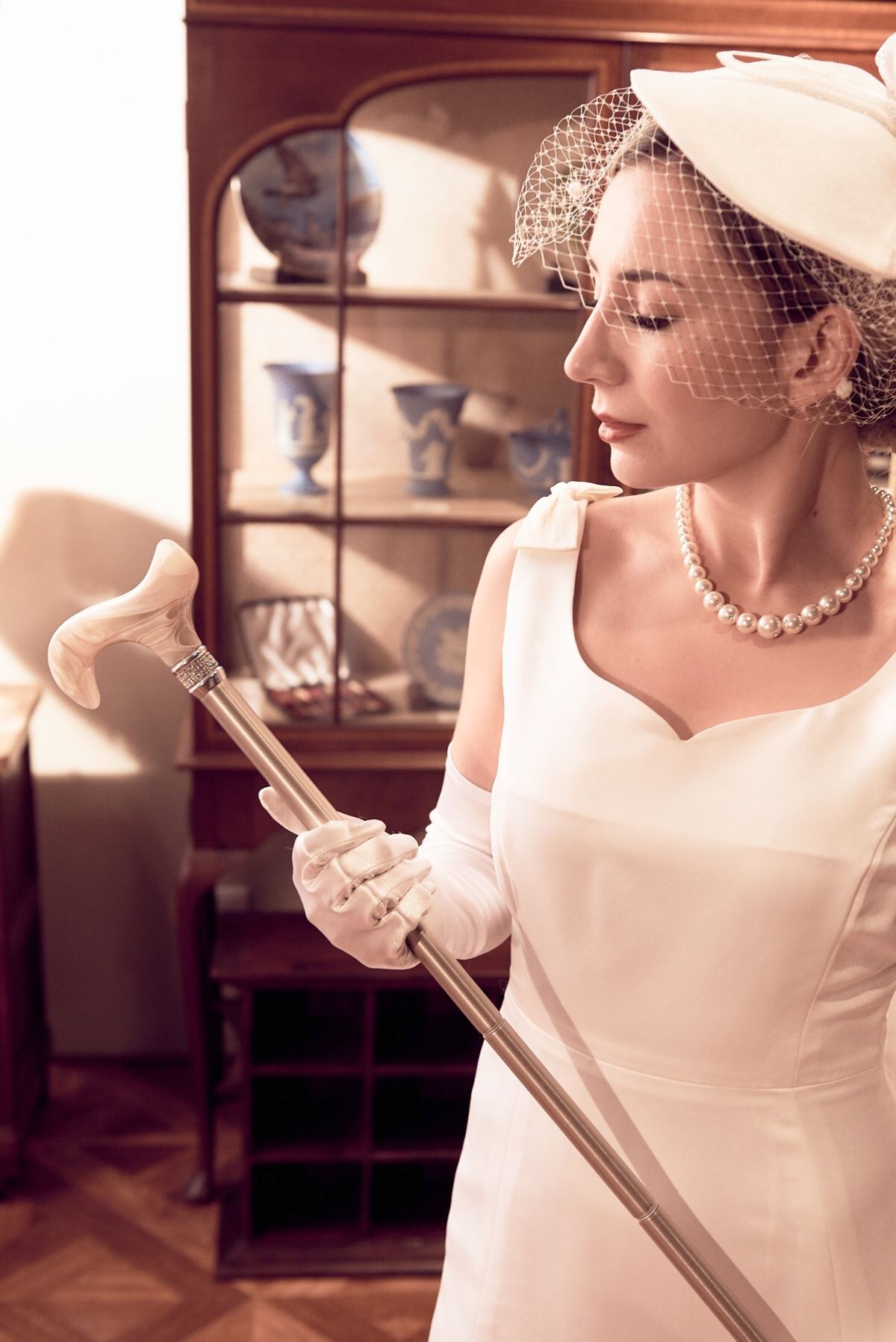 皇家系列-施華洛世奇水鑽折疊手杖-珍珠玉白-晚宴禮服穿搭-女模注視著閃耀的手杖